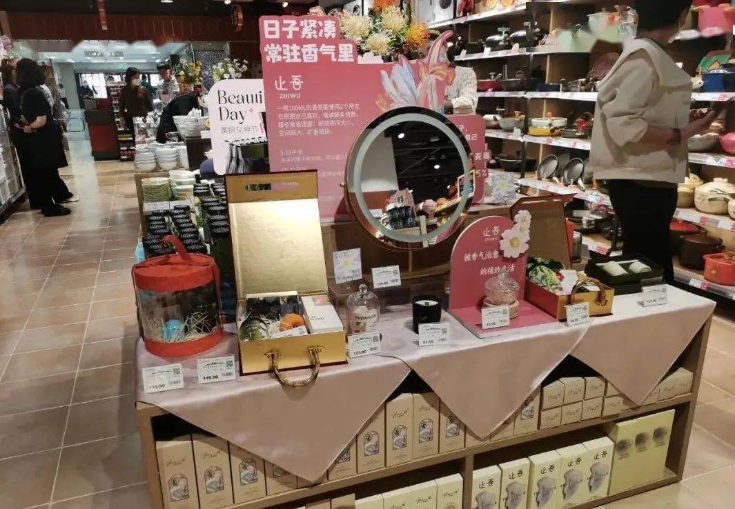 胖东来非食陈列学习 探索日用百货中的拖鞋产品陈列之道